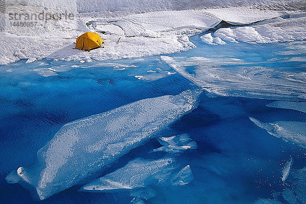 Skifahrer @ Zelt Camping auf Mendenhall Gletscher Alaska SE Sommer in der Nähe von Melt Pond Tongass National Forest