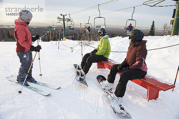 Freunde auf dem Gipfel des Hilltop-Skigebiets in Anchorage  Alaska