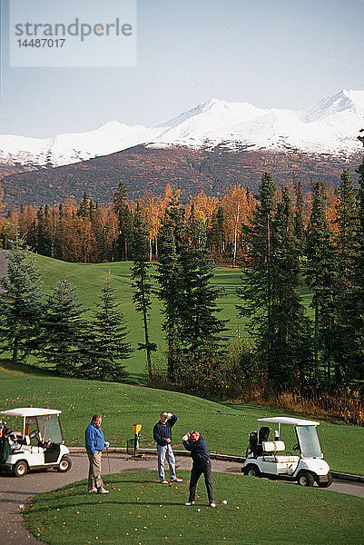 Golfer Tee Off @ O´Malley Golf Course SC AK Herbst Chugach Mtns