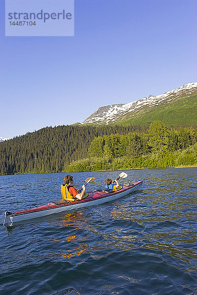 Vater und Sohn beim Seekajakfahren im Tandem auf dem Bear Lake Kenai Peninsula Alaska Sommer