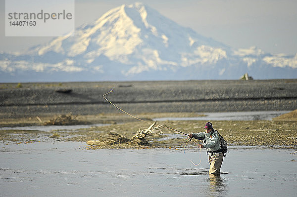 Frau beim Fliegenfischen auf wilden Steelhead am Deep Creek mit dem Mt. Redoubt im Hintergrund  Kenai-Halbinsel  Süd-Zentral-Alaska  Herbst