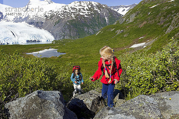 PersonFamilienwanderung auf dem Portage Pass Trail mit Portage Glacier Chugach Mtns & Nat Forest Alaska