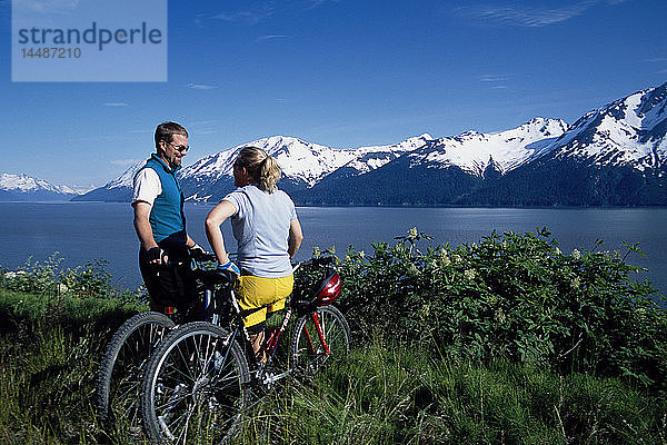 Mountainbike-Paar auf dem Bird-Girdwood Trail SC Alaska