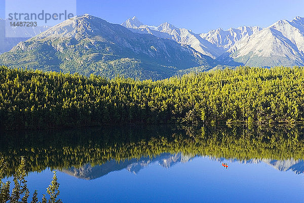 Frau beim Kanufahren auf dem Long Lake im Matanuska Valley Chugach National Forest Alaska Sommer