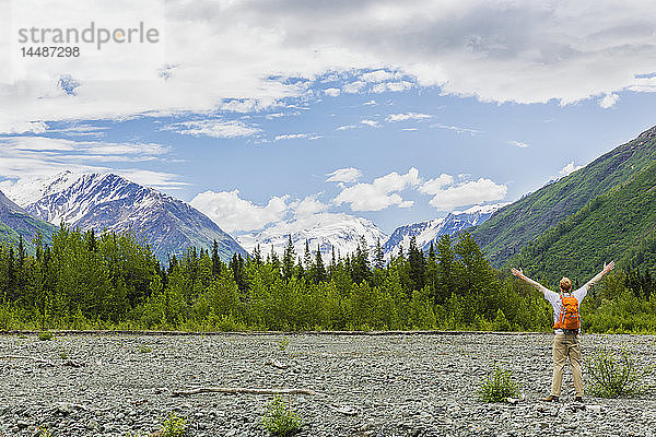 Ein Wanderer genießt die Aussicht auf den Eagle Glacier in der Icicle Creek Wilderness Region des Chugach State Park in Süd-Zentral-Alaska.