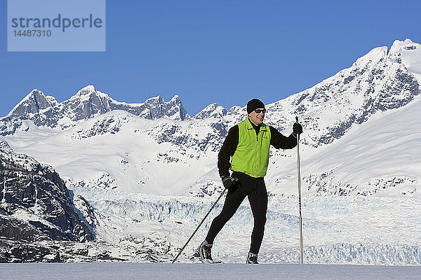 Nordische Skifahrer  die die weiten  offenen und nicht überfüllten Skigebiete in Juneau  Mendenhall Glacier und Towers in Alaska genießen.
