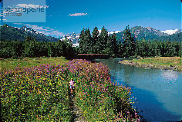 Frau joggt Mendenhall Gletscher & Fluss Südost AK Sommer landschaftlich