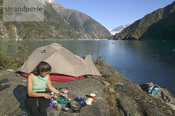 Camper kocht auf Ultraleicht-Kochherd Tracy Arm SE AK Sommer Fords-Terror Wilderness Area