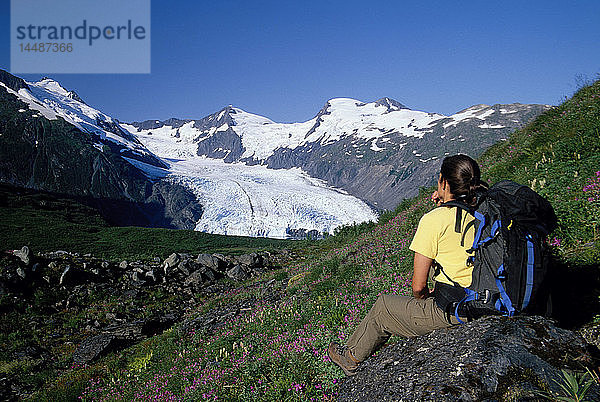 Frau beim Wandern am Portage Pass mit Blick auf den Gletscher AK