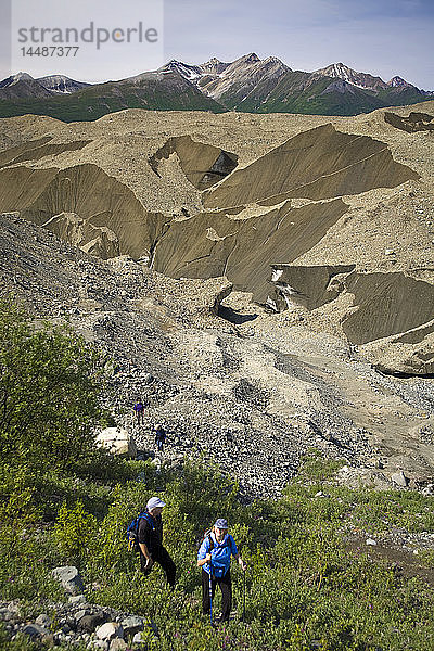 Wanderer auf der Moräne des Root Glacier bei Kennicott im Wrangell-St.Elias-Nationalpark  Alaska