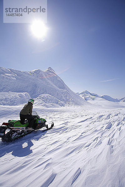 Motorschlittenfahrer auf dem Spencer Glacier nahe dem Gipfel des Blackstone Glacier  Kenai Mountains  Chugach National Forest  Alaska
