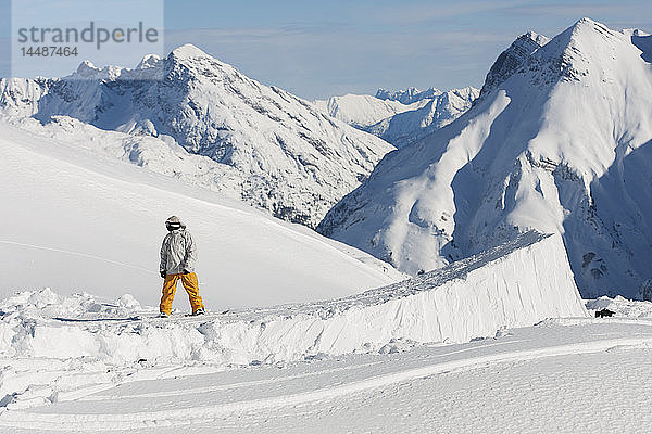 Profi-Snowboarder Jussi Oksanen bereitet sich auf einen Sprung auf einer künstlichen Schneerampe vor  Arlberg  Österreich