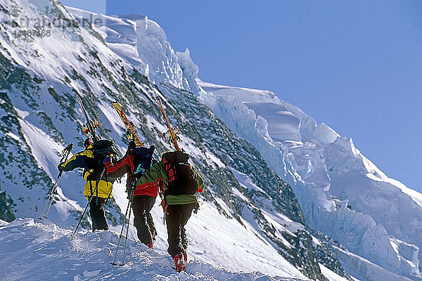 Extremskifahrer besteigen Ruth Glacier mit Skiern Denali National Park AK Range Alaska Spring IN