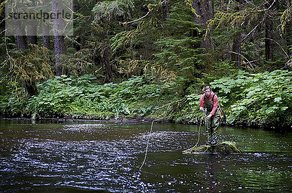 Frau beim Fliegenfischen am Ward Creek im Tongass National Forest in der Nähe von Ketchikan  Alaska