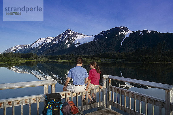 Paar entspannt sich auf Deck Moose Pond Portage Valley Southcentral Alaska Sommer
