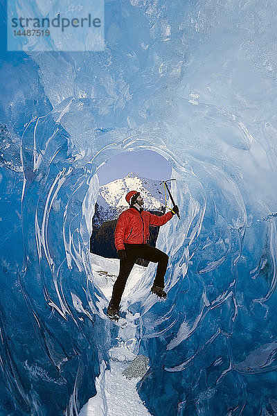 Männlicher Eiskletterer in der Eishöhle Mendenhall Glacier Tongass National Forest Südost-Alaska Frühling
