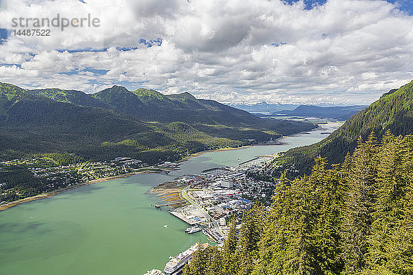 Blick auf die Innenstadt von Juneau und das Mendenhall Valley vom Mount Roberts  Südostalaska  Sommer.