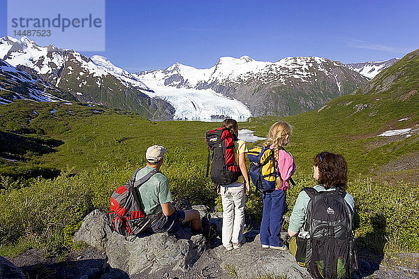 Familie sitzt auf einem Felsen mit Blick auf den Portage Gletscher vom Portage Pass Trail Chugach Mtns Alaska Sommer