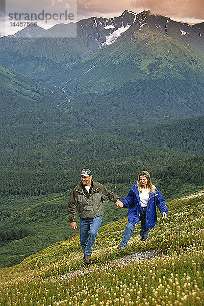 Paar Wandern auf Alpine Hang Chugach Mtns SC AK Sommer Alyeska Resort