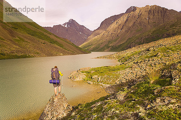 Männliche und weibliche Wanderer auf dem South Fork Eagle River Trail neben dem Eagle Lake im Chugach State Park Alaska Sommer