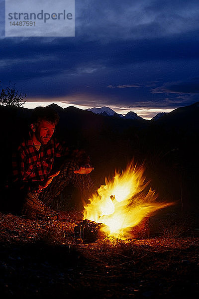 Camper bei Feuer Peters Hills/nS von Mt McKinley Innenalaska