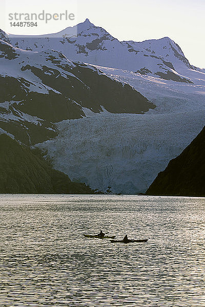 Kajakfahrer Silhouette vor Holgate Gletscher Kenai Fjords Nat Park Kenai Peninsula Alaska Sommer