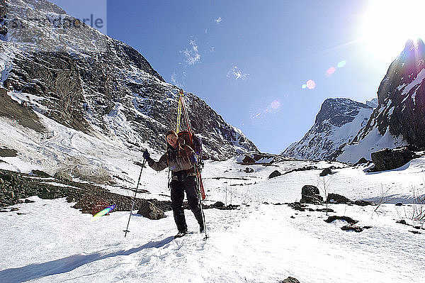 Bergsteigerinnen bezwingen den Eklutna-Gletscher SC Alaska Spring Chugach Mtns