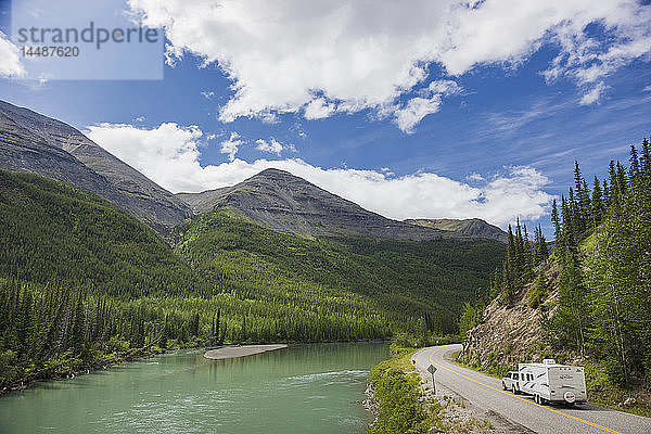 Pick-up-Truck und Wohnwagen auf dem Alaska Highway entlang des Toad River  Muncho Lake Provincial Park  British Columbia  Kanada  Sommer