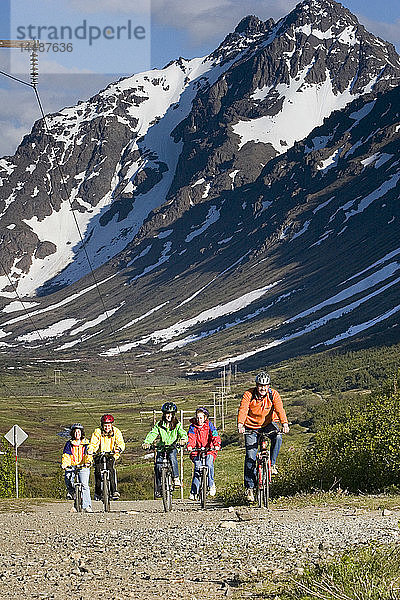 Familie Mtn Biking zusammen auf Power Line Pass Trail AK SC Chugach SP Glen Alps Sommer