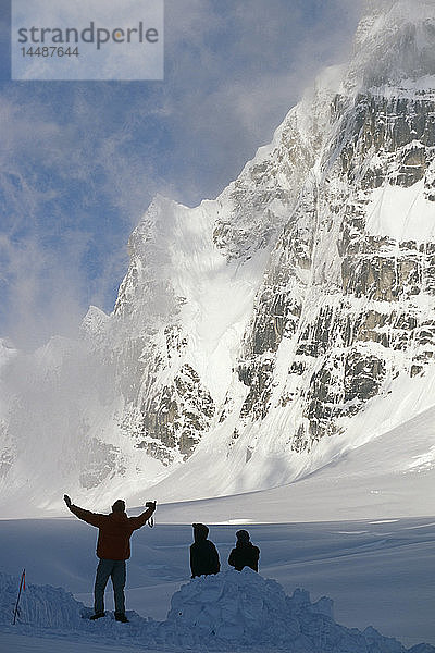Bergsteiger beobachten den Wind im Kahilta Base Camp in Alaska unterhalb des Mt Hunter Spring