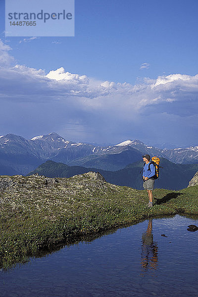 Mann stehen in der Nähe von Teich auf Alpine Douglas ist SE AK Sommer