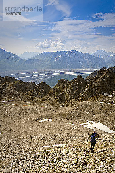 Mann beim Wandern auf einem Steingletscher auf dem Weg zur Jumbo Mine oberhalb von Kennecott im Wrangell-St.Elias National Park  Alaska