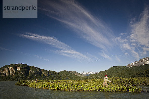 Mann beim Fliegenfischen auf Silberlachs an den Big River Lakes in Süd-Zentral-Alaska im Sommer