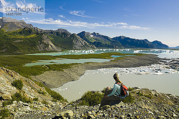 Wanderin mit Blick auf den Bear Glacier Lake im Kenai Fjords National Park  Kenai-Halbinsel  Süd-Zentral-Alaska  Sommer