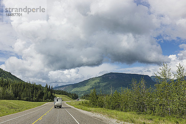 Wohnmobil fährt auf dem Alaska Highway  westlich von Fort Nelson  British Columbia Kanada  Sommer