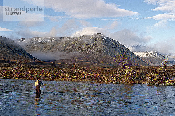 Fliegenfischer beim Werfen am Tikchik River Wood-Tikchik State Park Westalaska Herbst