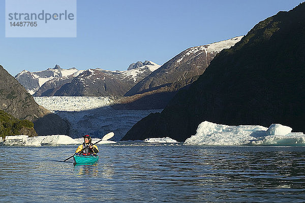 Seekajakfahrer in der Nähe des Sawyer-Gletschers Tracy Arm SE AK Summer Fords-Terror Wilderness Area