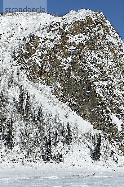 Anna Berington läuft an den Klippen und dem Koyukuk Mountain vorbei  kurz vor dem Koyukuk Checkpoint während des Iditarod 2015