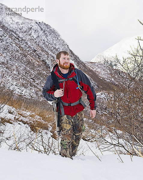 Mann jagt im Winter Schneehühner im Granite Basin bei Juneau  Alaska