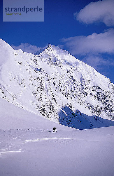 Snowboarder auf dem Skookum-Gletscher Karpatengipfel KP