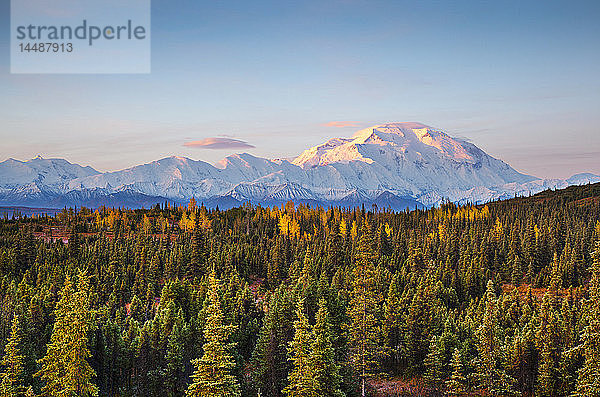 Frühmorgendliche Aufnahme der Nordwand des Mt. McKinley (Denali) vom Wonder Lake aus mit Alpenglühen auf dem oberen Berg im Denali National Park  Interior Alaska. Herbst. HDR