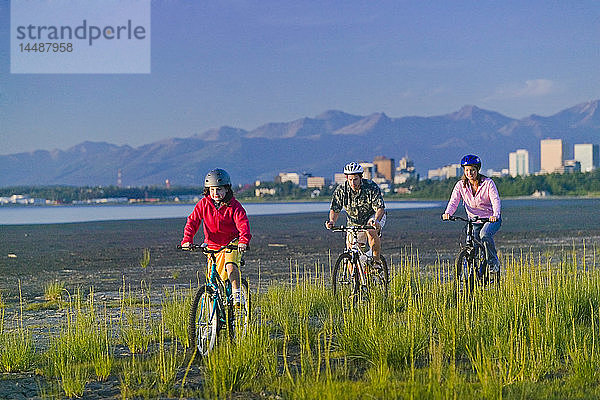 Familie auf Fahrrädern am Strand neben dem Tony Knowles Coastal Trail Anchorage Alaska Sommer