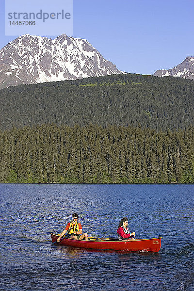 Besucher beim Kanufahren auf dem Bear Lake Kenai Peninsula Alaska Sommer