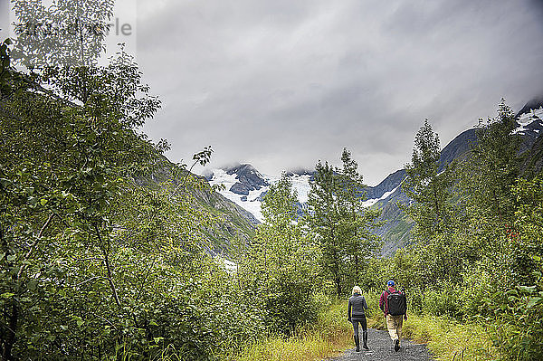 Paar auf einem Wanderweg im Portage Valley  Süd-Zentral-Alaska