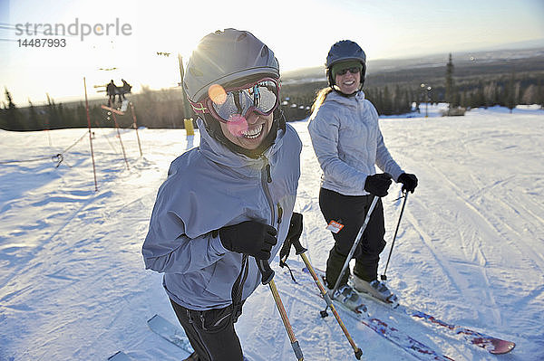 Freunde auf dem Gipfel des Hilltop-Skigebiets in Anchorage  Alaska