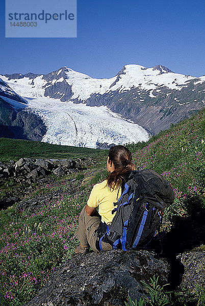 Frau beim Wandern am Portage Pass mit Blick auf den Gletscher AK