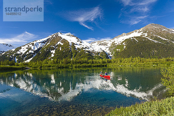 Person beim Kanufahren auf einem kleinen See im Portage Valley des Chugach National Forest im Frühling in Süd-Zentral-Alaska