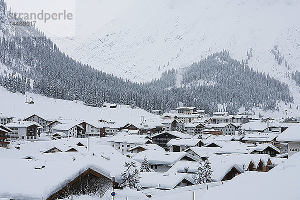 Frischer Schneefall bedeckt das Skigebiet Lech  Arlberg  Österreich