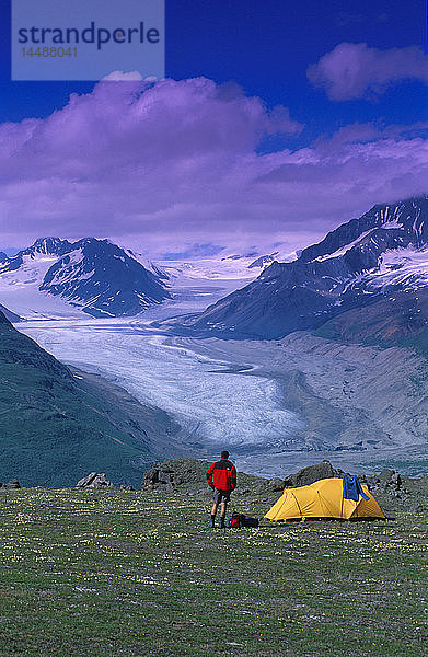 Wanderer steht neben dem Zelt Fredricka Glacier W/nWrangell St Elias NP