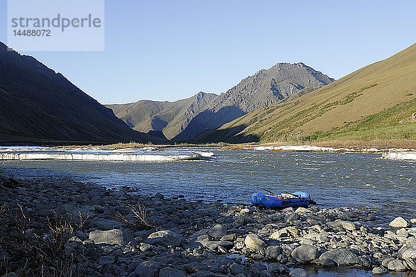 Blick auf ein Floß  das am Ufer des Kongakut River gestrandet ist und dessen Eisreste schmelzen  ANWR  Arktisches Alaska  Sommer